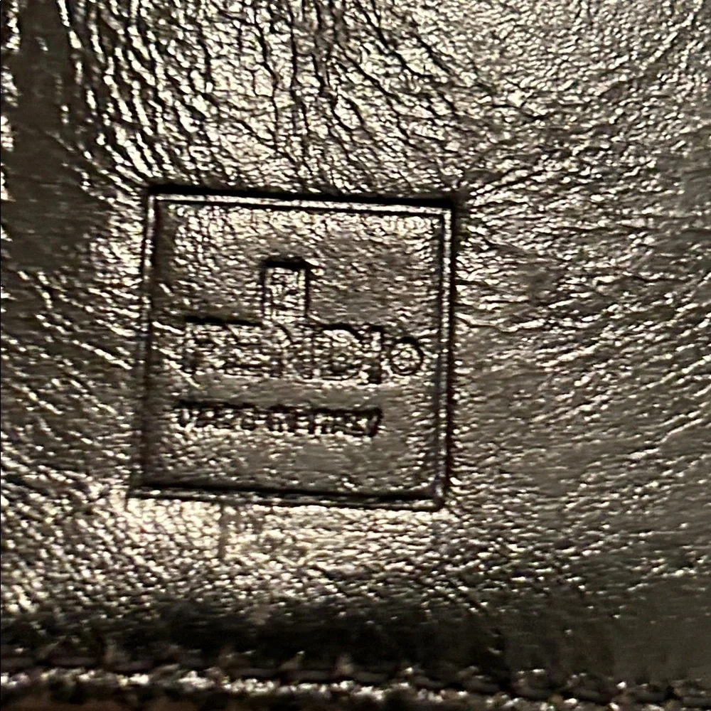 Fendi Black Card Holder with Silver Logo
Agenda Book / Passport Holder - Picture 4 of 10